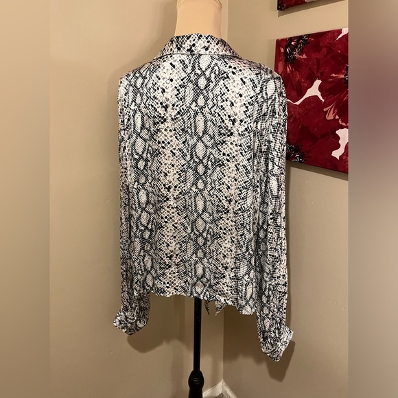 NWT Good American Snake-Print Cropped Top Tie-Front Long Sleeve Blouse SZ
3XL/ 6 - Picture 2 of 8